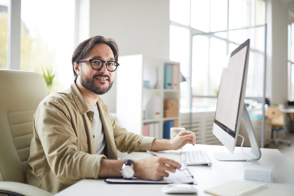 IT-engineer in office