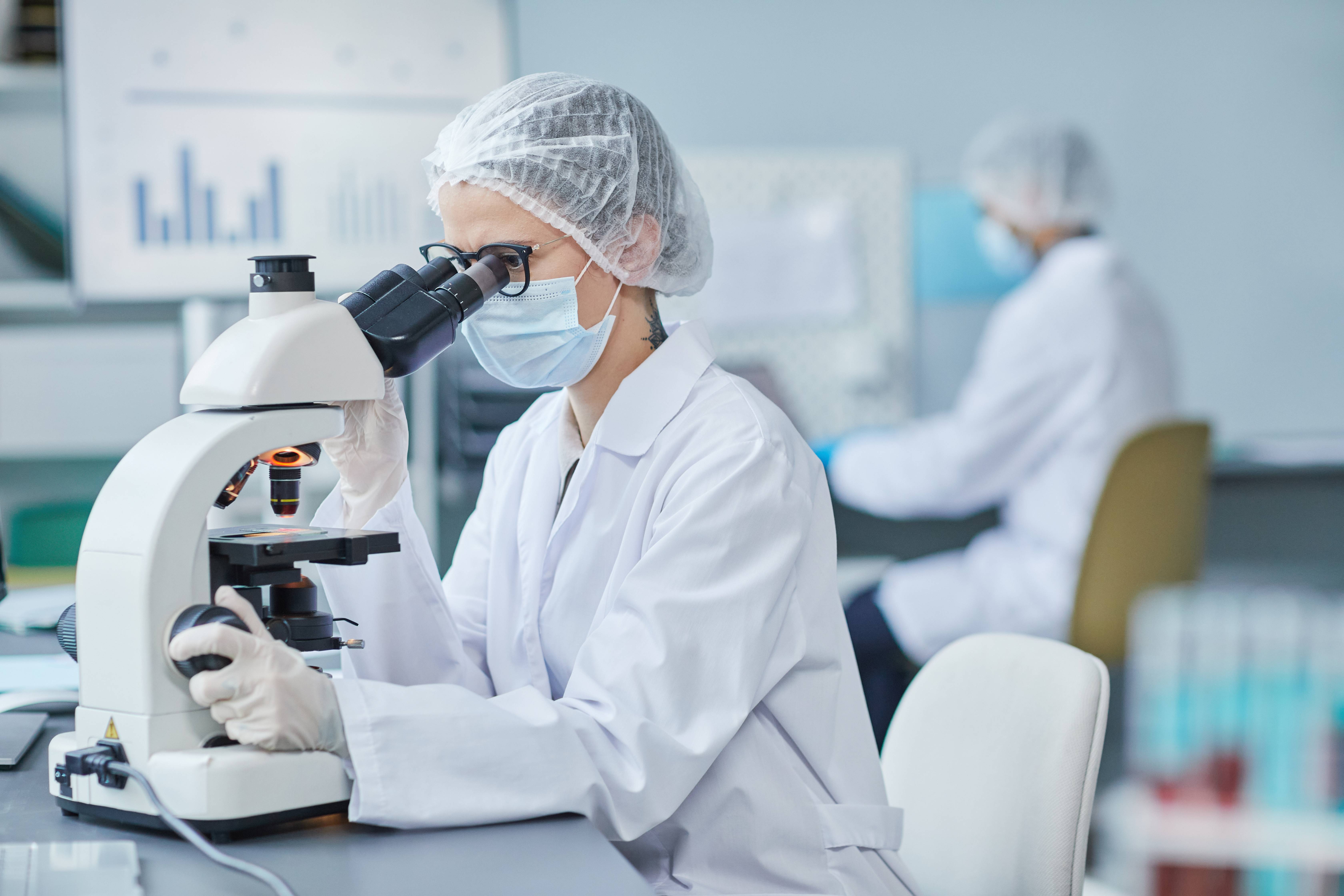 Medical doctor working in the laboratory